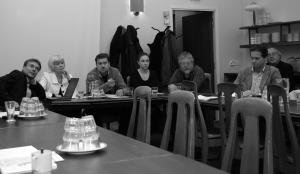 Tilaisuuden puhujat vasemmalta oikealle: Pasi Malmi, Aune Flinck, Jukka Relander, Venla Salmi, Juhani Iivari, Kari Uotila, Hannu T. Sepponen